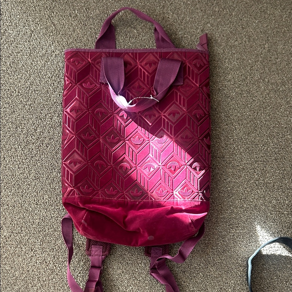 adidas Maroon regular sz Geometric Backpack
This is beautiful & stylish! 🩷